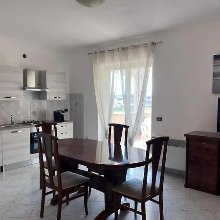 Fco Airport Titina's House فيوميتشينو